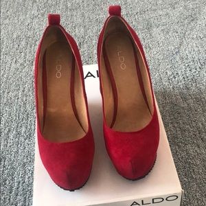 Red suede Calcagni wedges